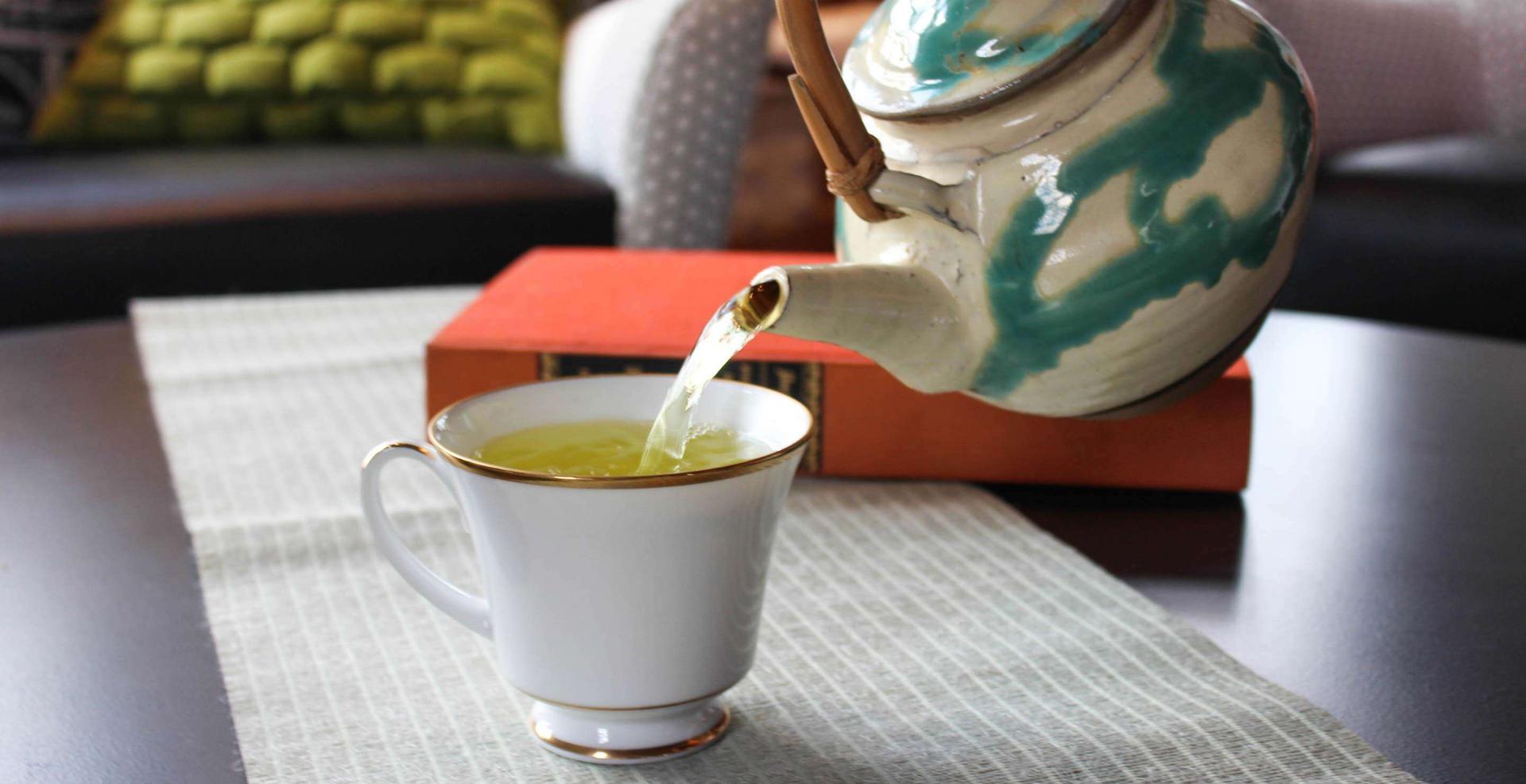 brewing the herbal tea (tisane) Gan Zao Ye