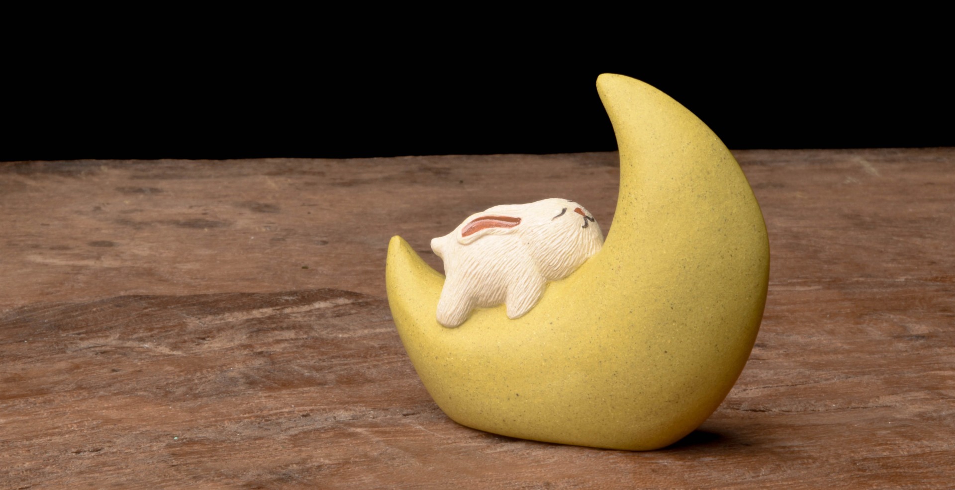 24604-moon-rabbit-teapet-