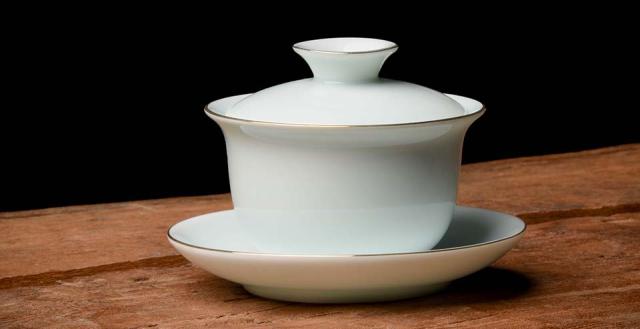 Gilded White Porcelain Keyhole Gaiwan