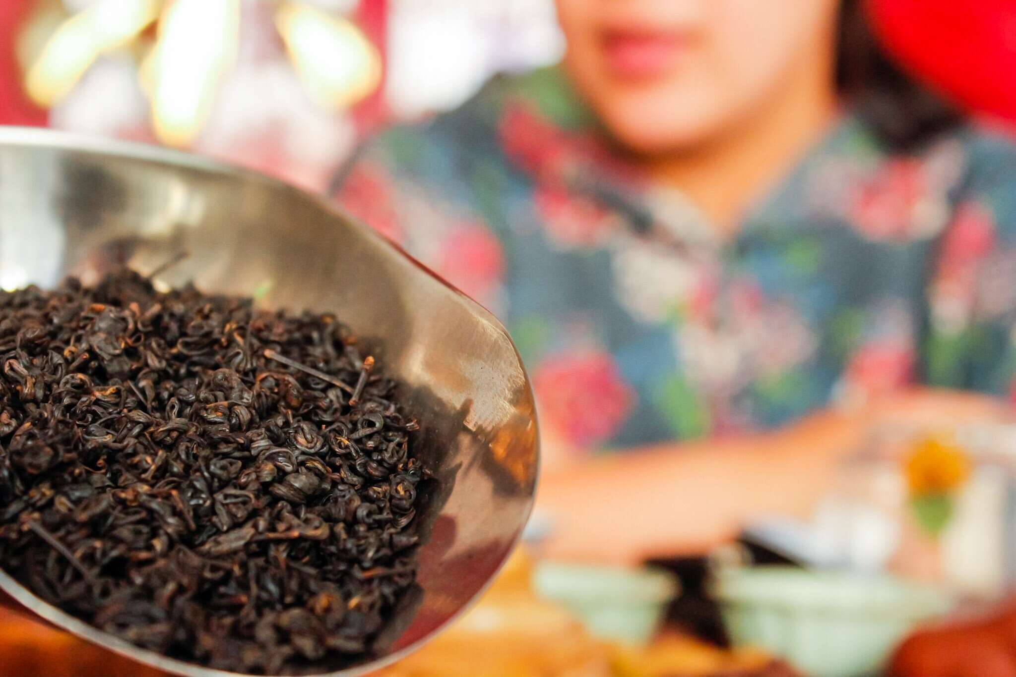 He Qingqing with her family's Laoshan Roasted Oolong